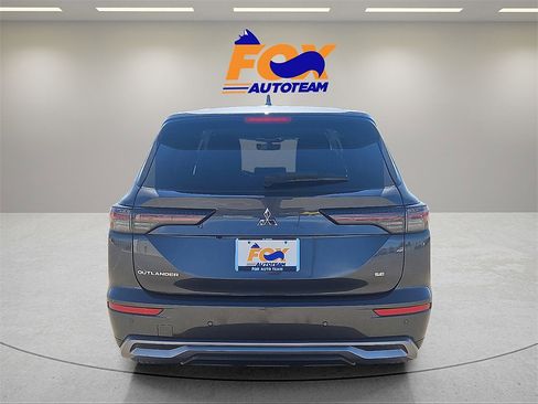 Used 2025 Mitsubishi Outlander SE image 4
