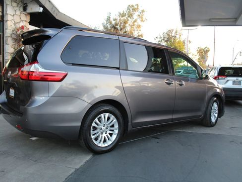 Used 2015 Toyota Sienna XLE w/ XLE Navigation Package FWD image 5