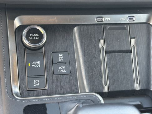 Used 2024 Lexus GX 550 w/ Accessory Package (Z1) AWD/4WD image 32