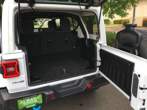 Used 2024 Jeep Wrangler Unlimited Sahara AWD/4WD image 34