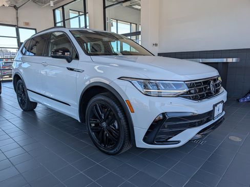 Used 2022 Volkswagen Tiguan SE R-Line image 1