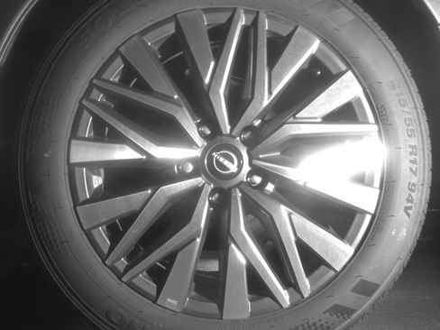 Used 2025 Nissan Altima 2.5 SV FWD image 14