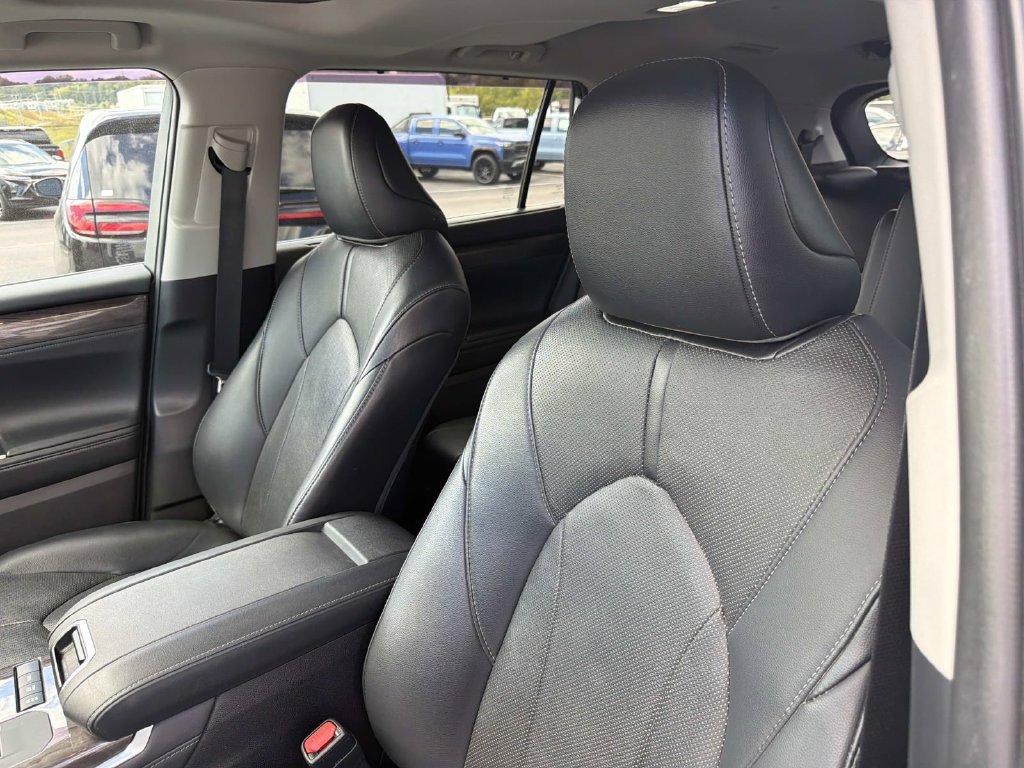 Used 2021 Toyota Highlander Limited AWD/4WD image 22