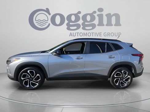Used 2025 Chevrolet Trax RS FWD image 2