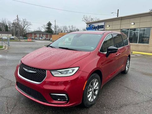 Used 2026 Chrysler Pacifica Limited image 1