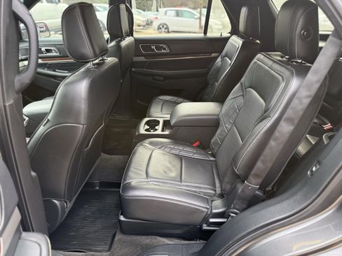 Used 2018 Ford Explorer Platinum image 29