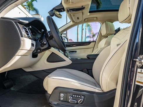 Used 2025 Bentley Bentayga image 10