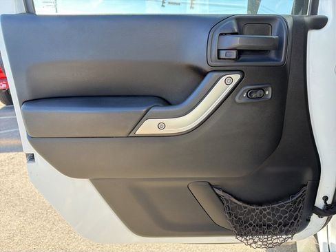 Used 2015 Jeep Wrangler Unlimited Rubicon w/ Connectivity Group image 27