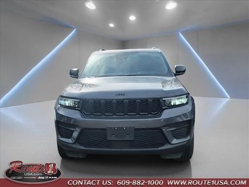 Used 2023 Jeep Grand Cherokee Altitude image 2