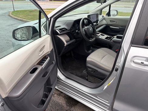 Used 2024 Toyota Sienna LE image 12
