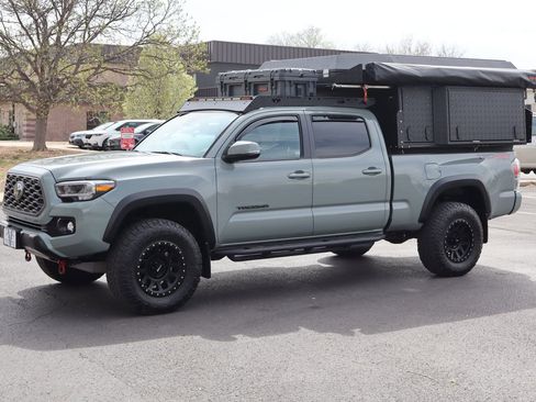 Used 2023 Toyota Tacoma TRD Off-Road w/ TRD Premium Off Road Package AWD/4WD image 10