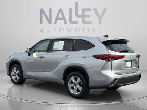 Used 2022 Toyota Highlander LE FWD image 3