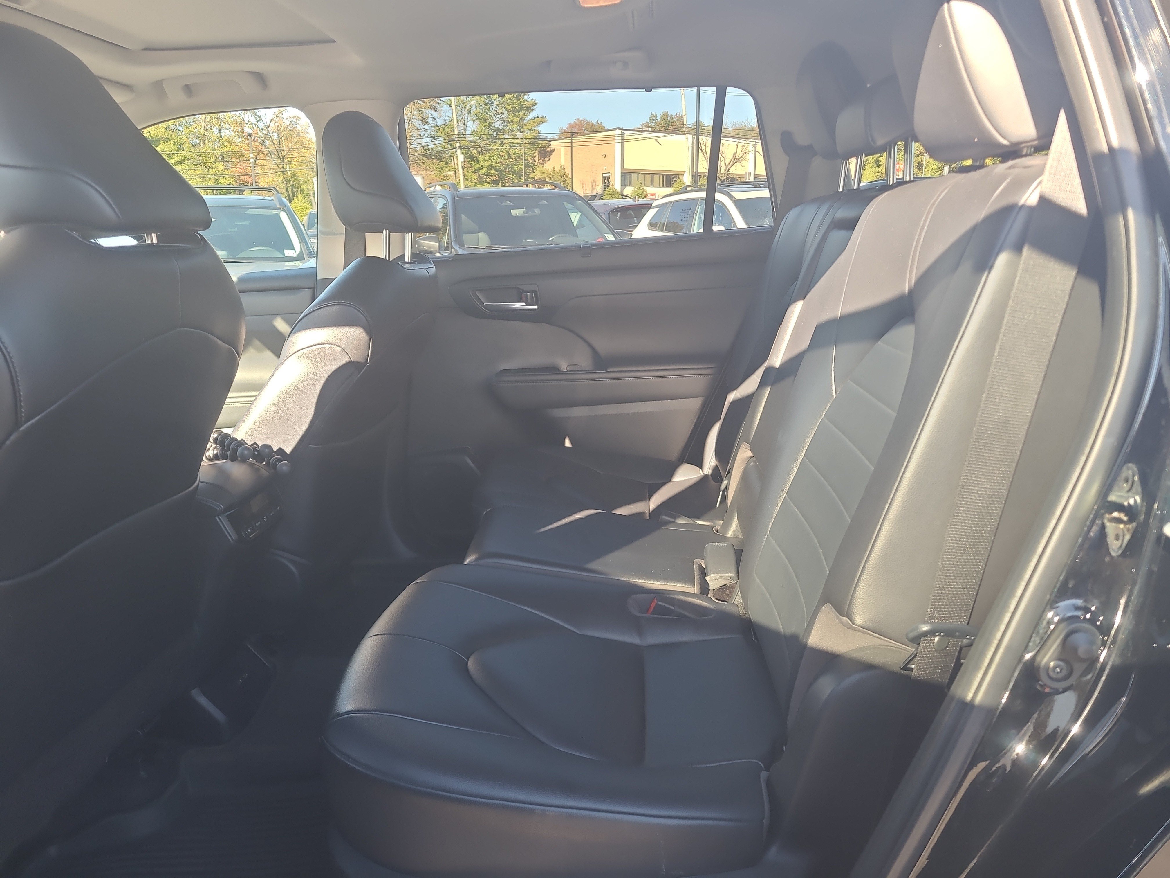 Used 2023 Toyota Highlander XLE AWD/4WD image 28