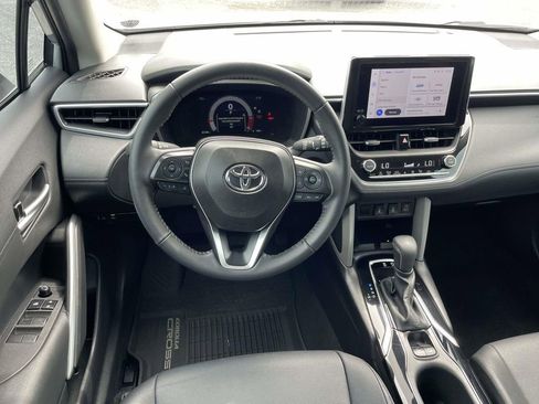 Used 2024 Toyota Corolla Cross XLE w/ Convenience Package FWD image 13