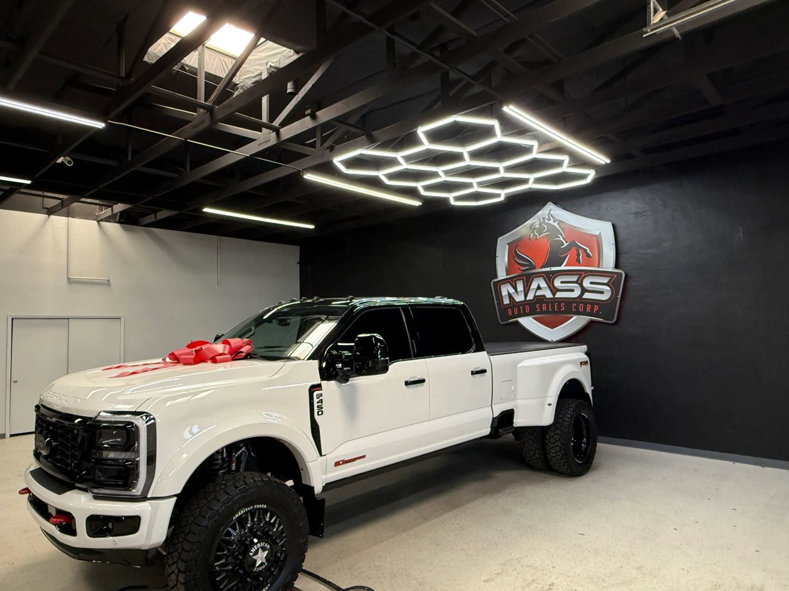 Used 2024 Ford F450 Limited w/ FX4 Off-Road Package AWD/4WD image 2