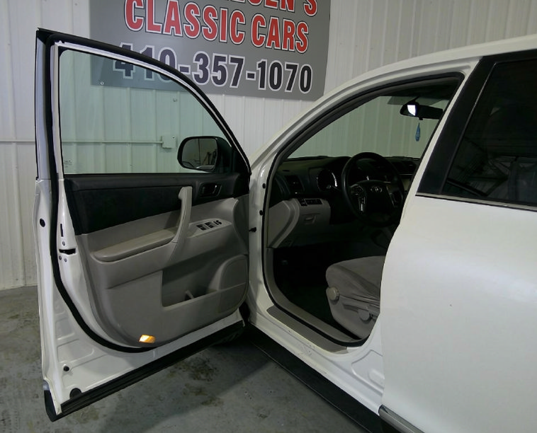 Used 2013 Toyota Highlander Plus FWD image 16