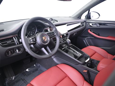 Used 2025 Porsche Macan image 32