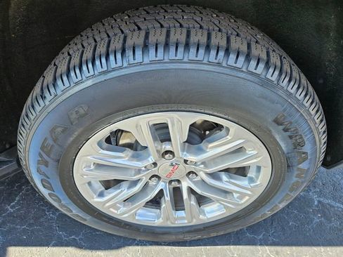 Used 2023 GMC Yukon SLT w/ SLT Luxury Package image 14