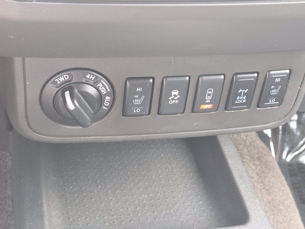 Used 2018 Nissan Frontier PRO-4X AWD/4WD image 12