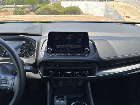 Used 2025 Nissan Rogue SV FWD image 17