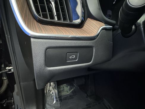 Used 2024 Volvo XC60 B5 Ultimate w/ Protection Package Premier image 14