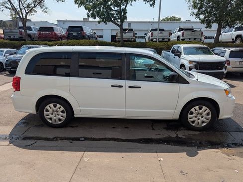 Used 2019 Dodge Grand Caravan SE w/ Rear Park Assist Package FWD image 4