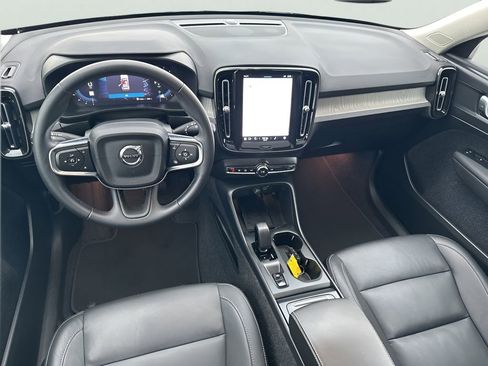 Used 2025 Volvo XC40 B5 Core image 11