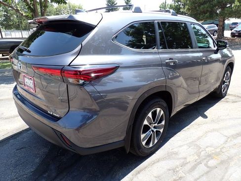 Used 2024 Toyota Highlander XLE AWD/4WD image 4