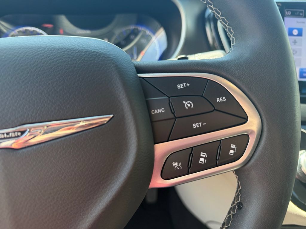 Used 2023 Chrysler Pacifica Touring-L FWD image 32