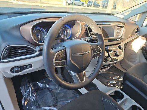 Used 2022 Chrysler Voyager LX image 17