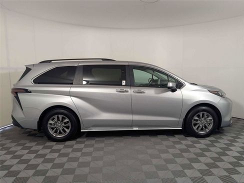 Used 2025 Toyota Sienna XLE w/ XLE Plus Package FWD image 4