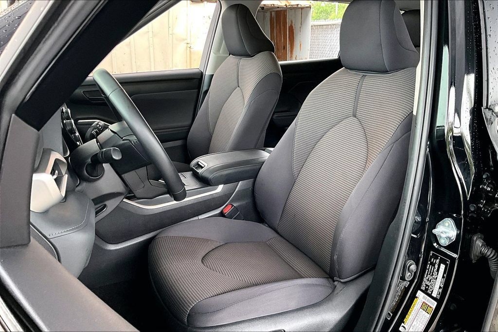Used 2025 Toyota Highlander LE FWD image 19