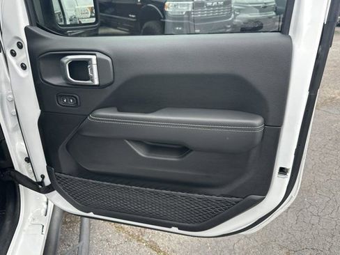 Certified 2023 Jeep Gladiator Overland w/ Cold Weather Group image 16