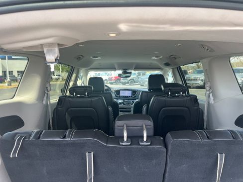 Used 2024 Chrysler Pacifica Touring-L image 12
