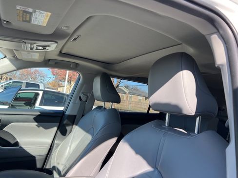 Used 2020 Toyota Highlander XLE image 12