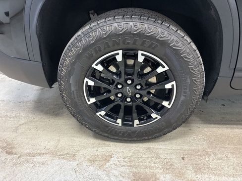 Used 2025 Chevrolet Traverse Z71 w/ Driver Confidence Package image 3