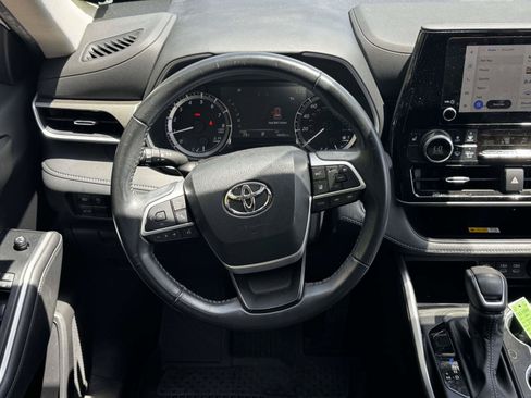 Used 2023 Toyota Highlander XLE AWD/4WD image 14