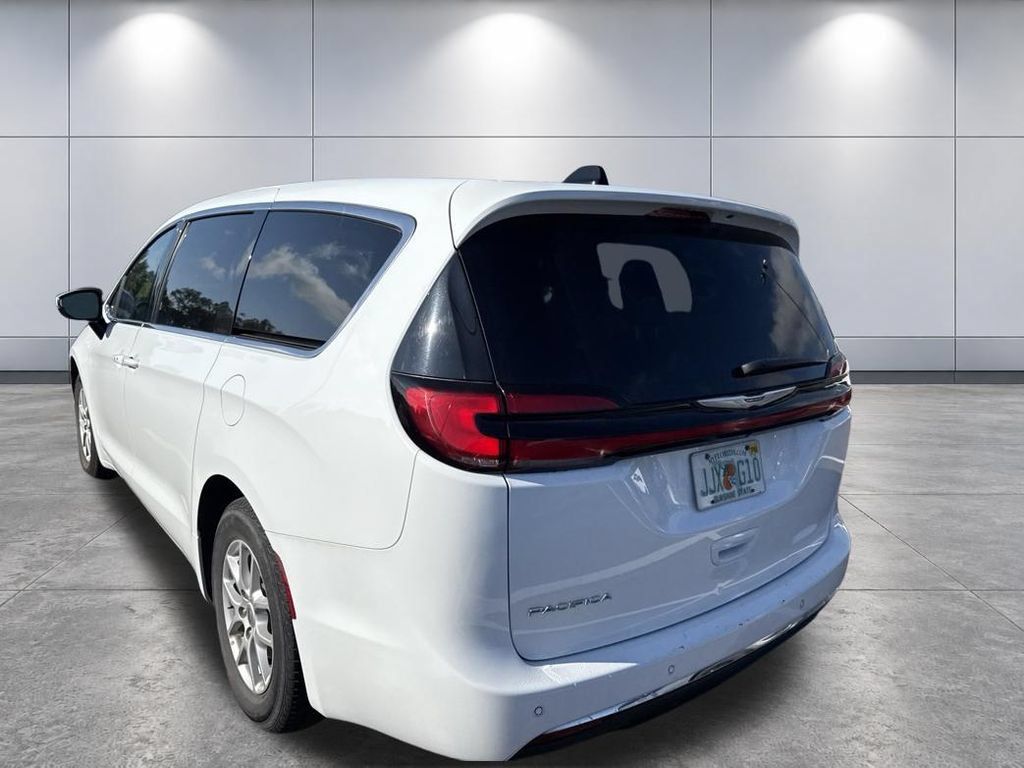 Used 2023 Chrysler Pacifica Touring-L FWD image 7