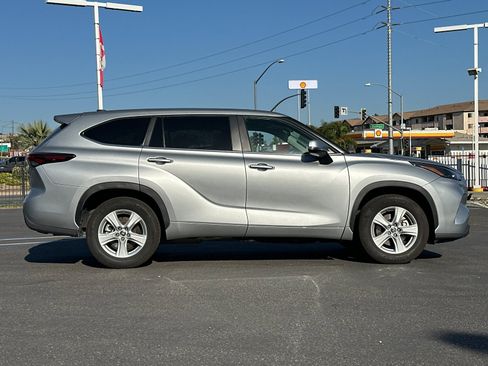 Used 2025 Toyota Highlander LE image 6
