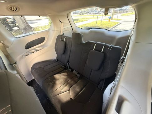 Used 2017 Chrysler Pacifica Touring Plus w/ Tire & Wheel Group FWD image 9