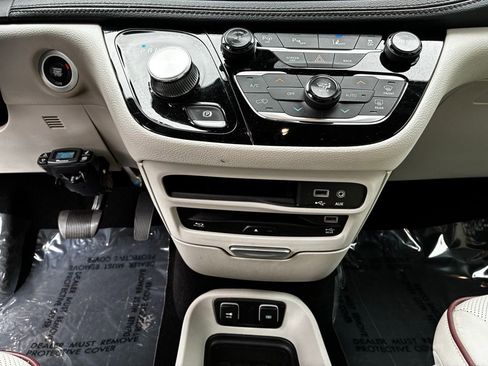 Used 2017 Chrysler Pacifica Limited image 22