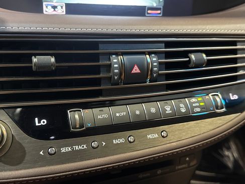 Used 2018 Lexus LS 500 w/ Accessory Package (Z2) RWD image 30