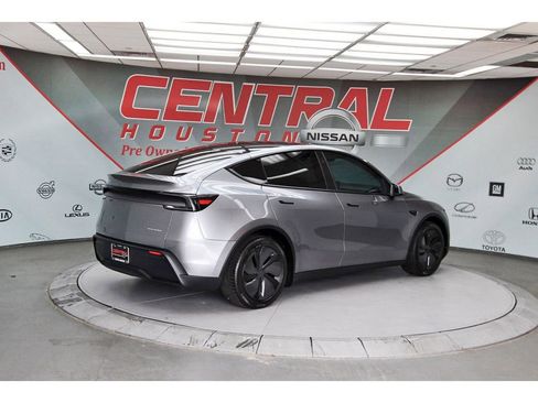 Used 2026 Tesla Model Y AWD image 5