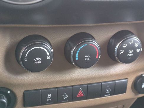 Used 2013 Jeep Wrangler Unlimited Sahara w/ Mopar Chrome Edition Group image 28