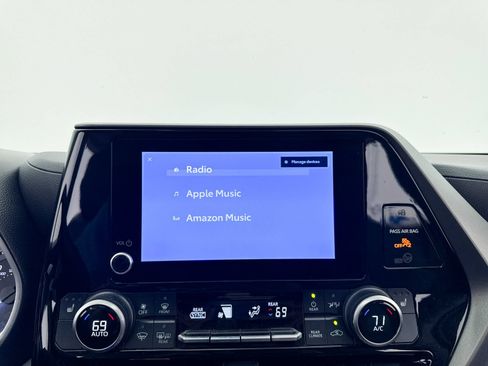 Used 2023 Toyota Highlander XLE FWD image 22