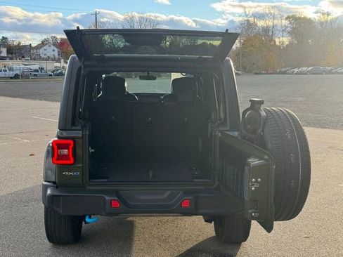 Used 2022 Jeep Wrangler Unlimited Sahara w/ Cold Weather Group AWD/4WD image 7