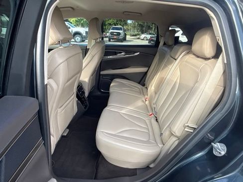 Used 2022 Lincoln Nautilus FWD w/ Premium Package image 10