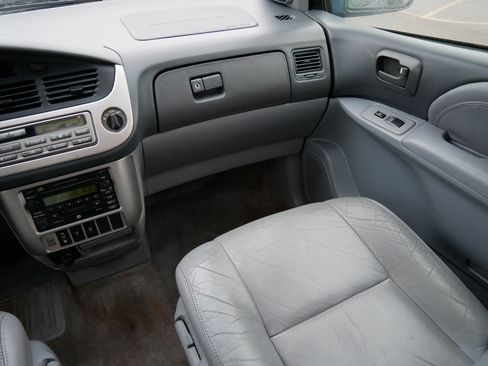 Used 2002 Toyota Sienna XLE image 11