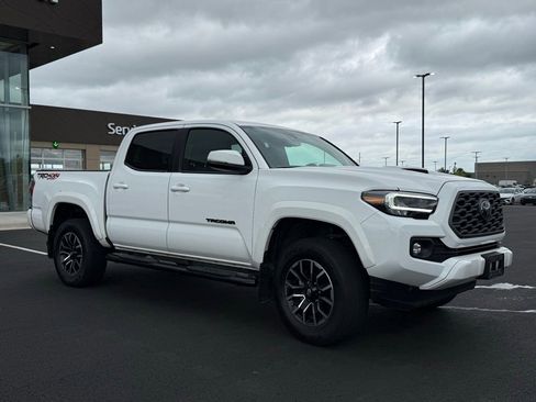 Used 2021 Toyota Tacoma TRD Sport w/ Technology Package image 3