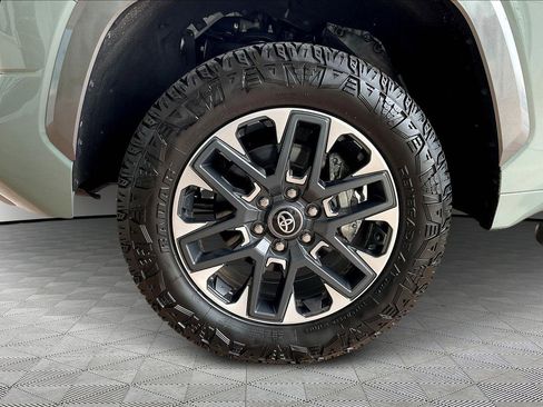 Used 2025 Toyota Tundra Limited AWD/4WD image 33